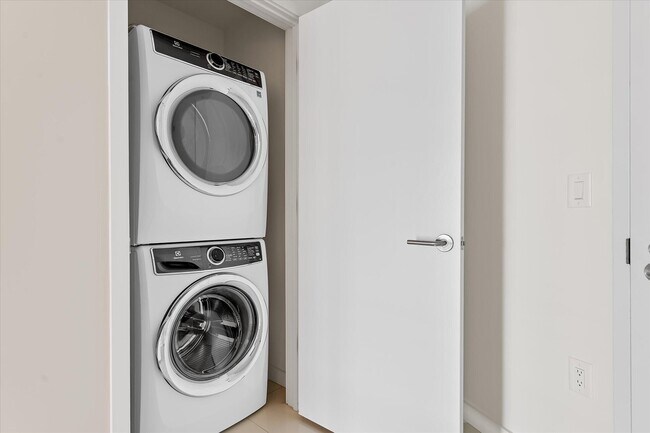 Building Photo - 851 NE 1st Ave