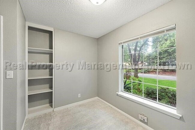 Building Photo - Charming home located in Ridglea North