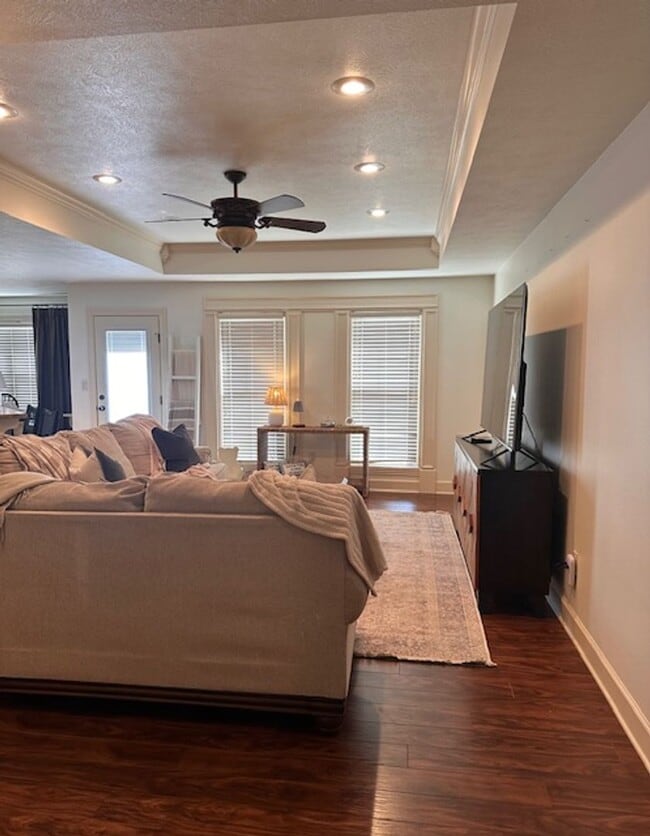 Building Photo - Ridgewood West End Home