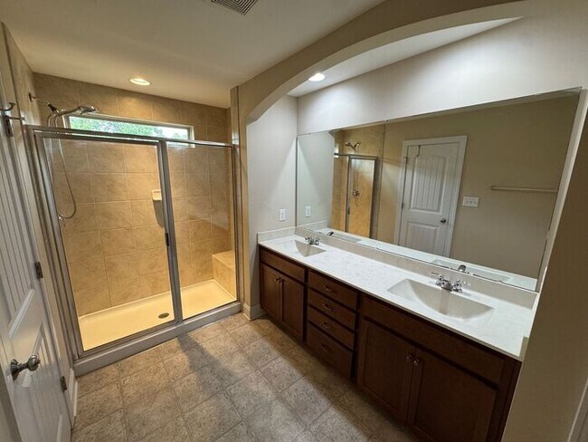 Building Photo - Spacious Durham Townhome Minutes from RTP ...