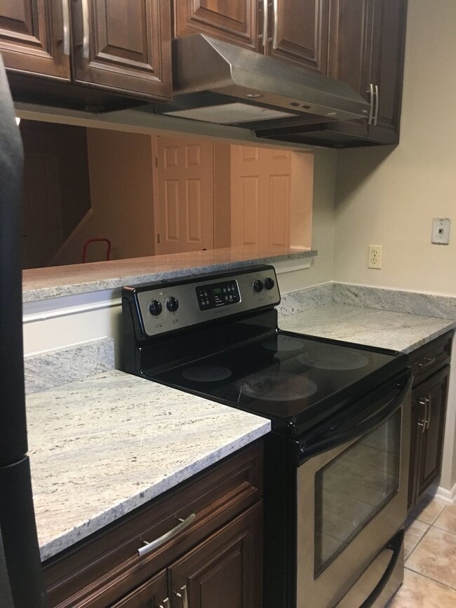 Building Photo - MAISON ROUGE TOWNHOMES  2BR/2.5BT  OFF COU...