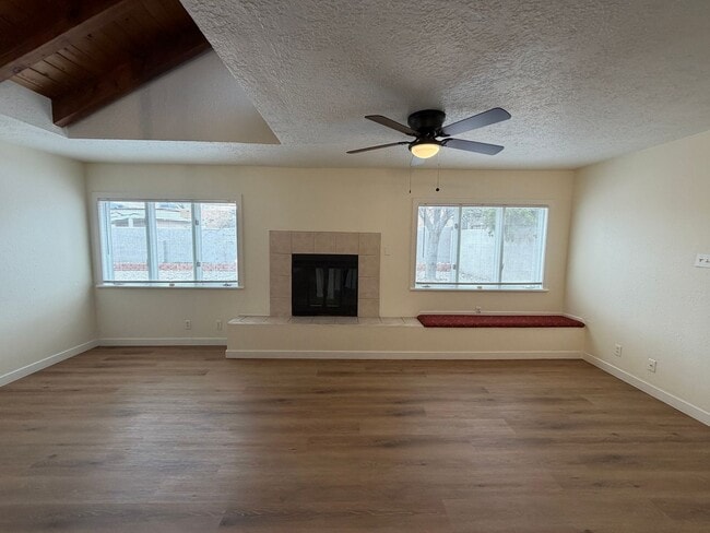 Building Photo - 3 Bedroom Single Story Home Available Near Constitution Ave NE & San Pedro Dr NE!