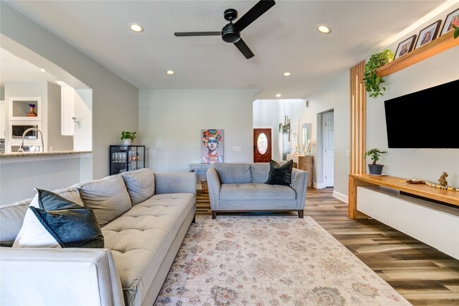 Building Photo - 6206 Clear Canyon Dr