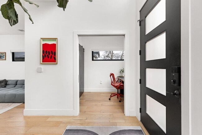 Building Photo - 1502 Waller St