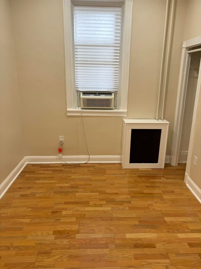 Building Photo - 320 36th St