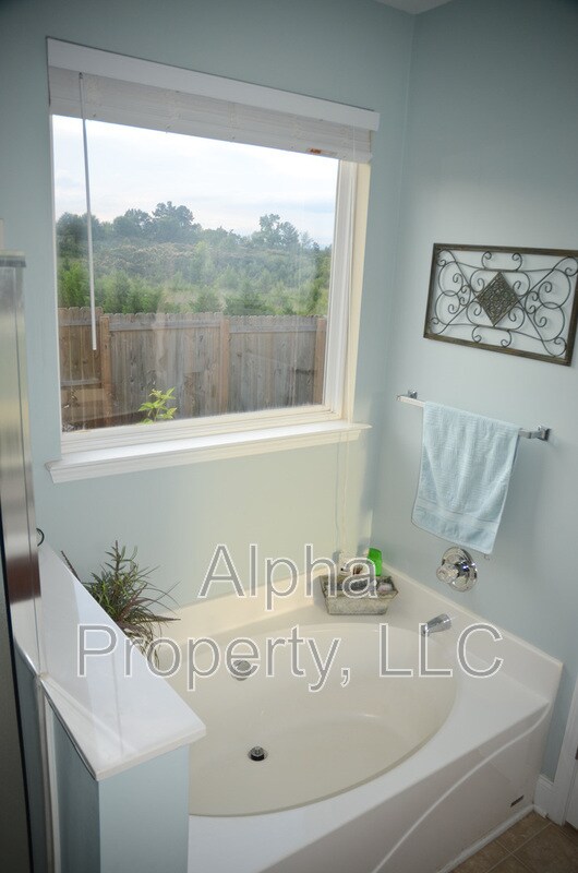 Building Photo - 135 Raven Hill Way