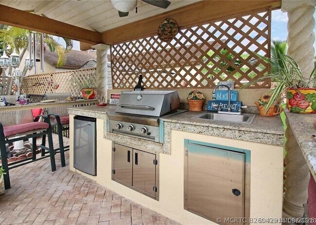 Building Photo - 16657 Redwood Way