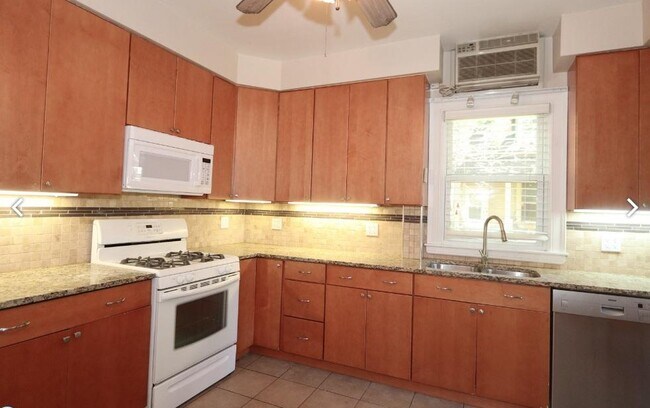 Building Photo - 916 Pleasant St