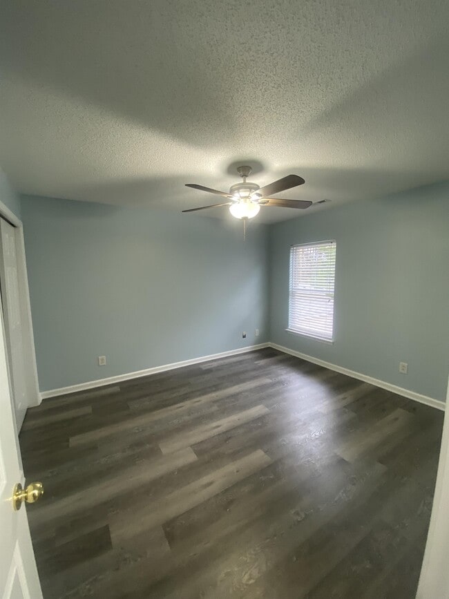 Building Photo - 421 Emerson Dr