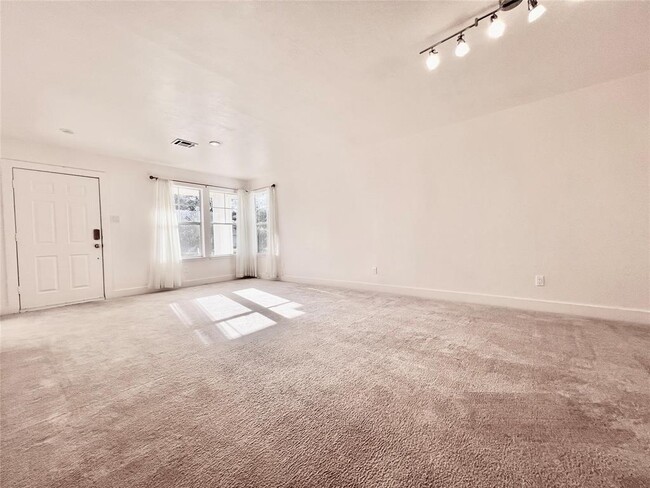 Building Photo - 5015 Summit Lodge Dr