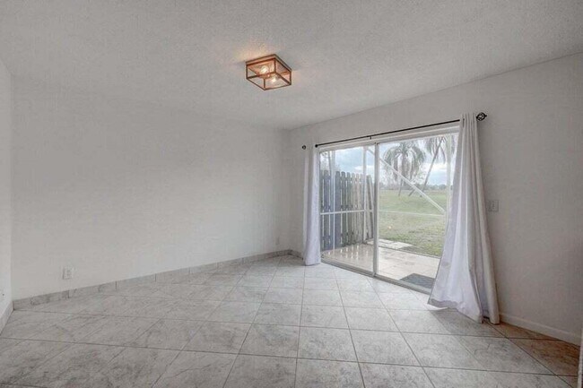 Building Photo - 10758 Lake Jasmine Dr