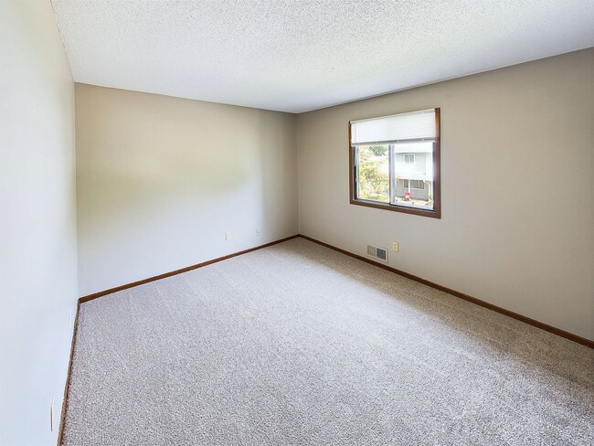 Building Photo - Maple Grove 3BR Townhome, Fully Remodeled