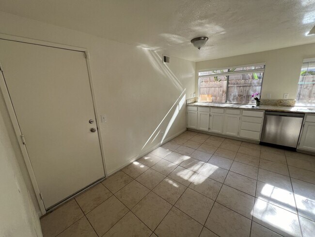 Building Photo - 1772 Corta Cresta