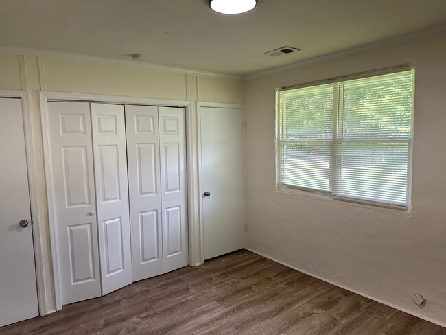 Building Photo - 2 Bed 1 Bath Apartment