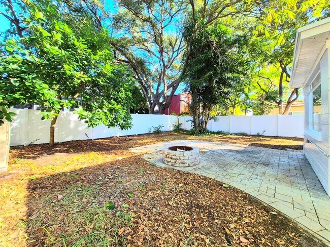 Building Photo - 2617 W Watrous Ave