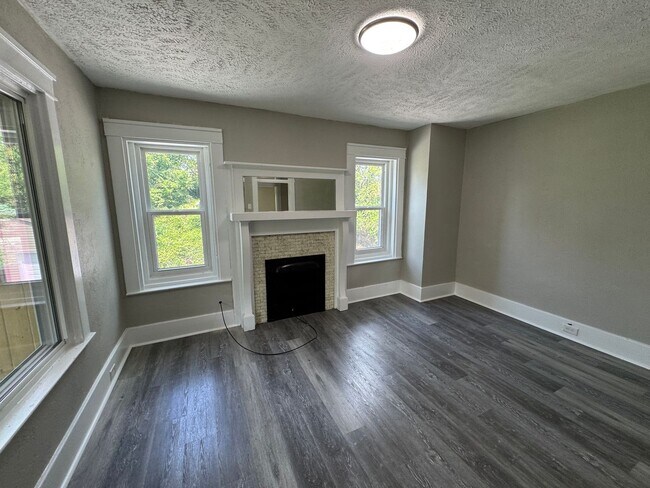 Building Photo - Center Avenue Triplex