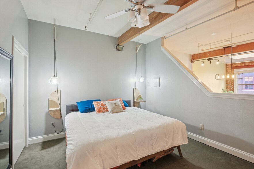 Building Photo - 308 W 8th St