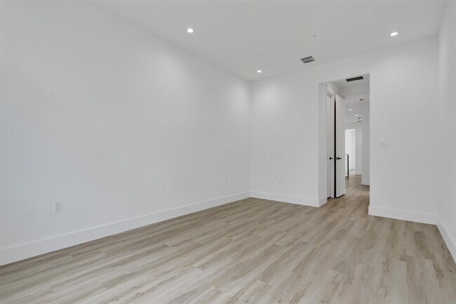 Building Photo - 606 SW 7th Ave