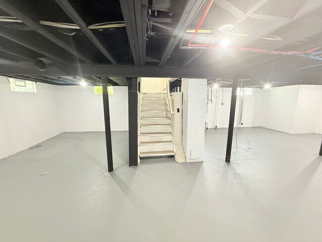 Building Photo - Fully Renovated 3-Bedroom Home – Move-In R...