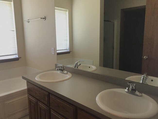 Building Photo - Open Plan - 3 Beds + Office - Moore Schools