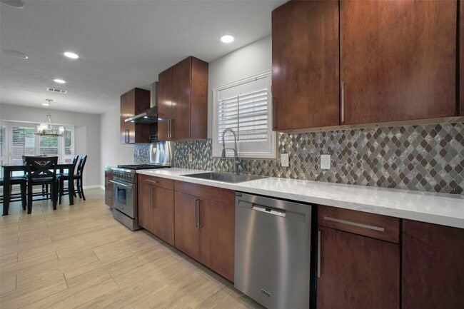 Building Photo - 15815 Baytree Dr