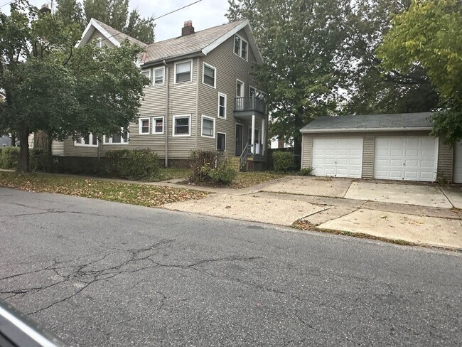 Building Photo - 3327 Yorkshire Rd