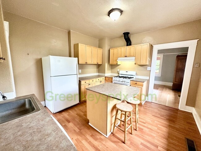 Building Photo - 2-Bedroom House with Fully Fenced Backyard...