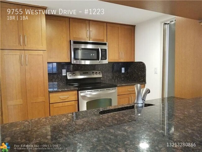 Building Photo - 9755 Westview Dr