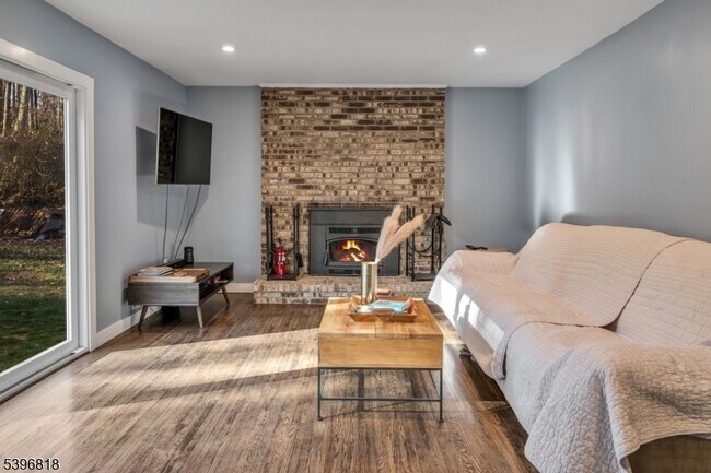 Building Photo - 18 Lisa Dr