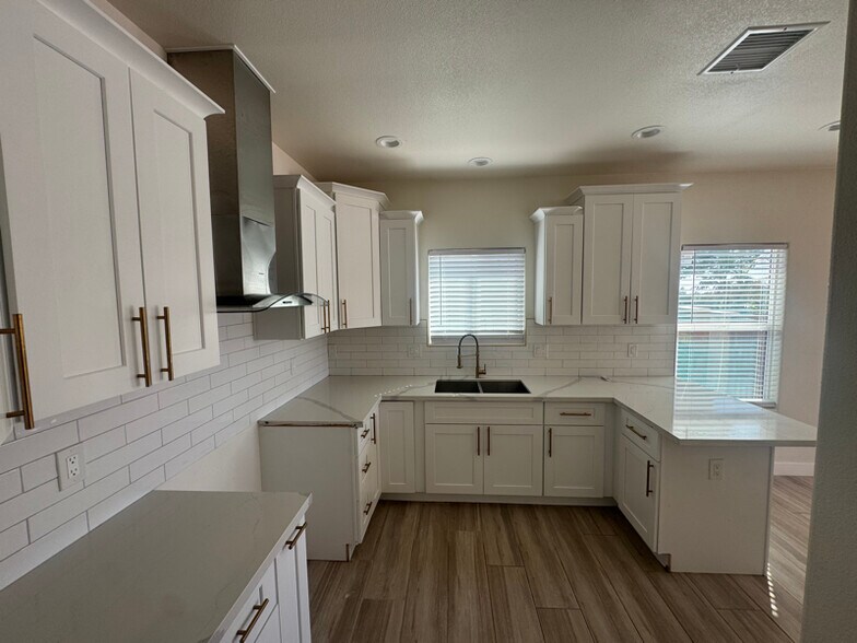 Building Photo - 1410 E Yucca Dr