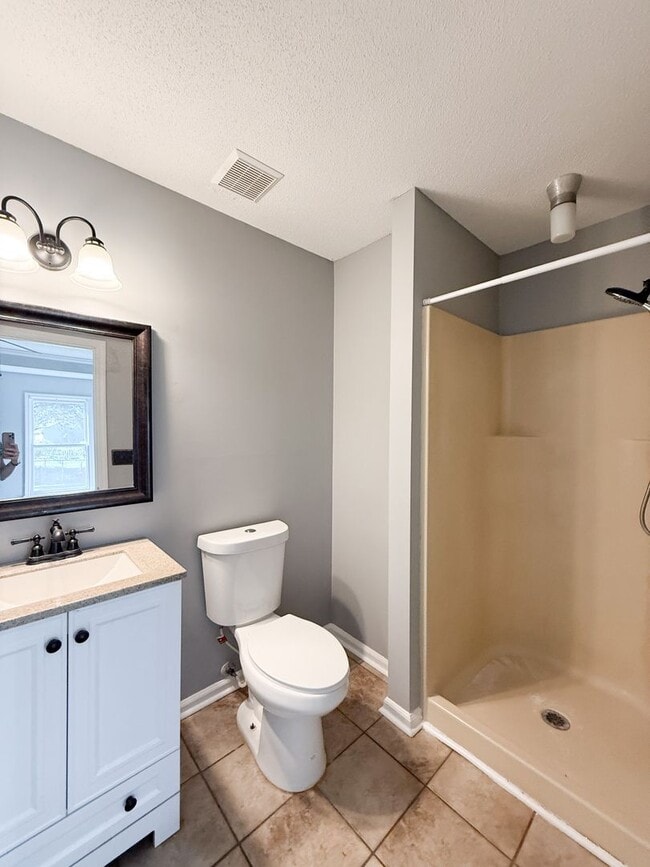 Building Photo - 3 Bedroom 2 Bathroom Home