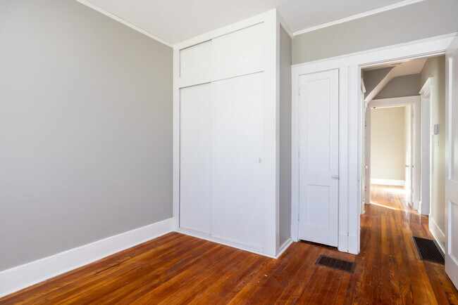 Building Photo - 1220 Manitau Ave