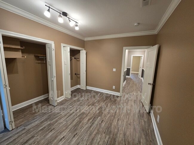 Building Photo - 545 Lakeview Dr