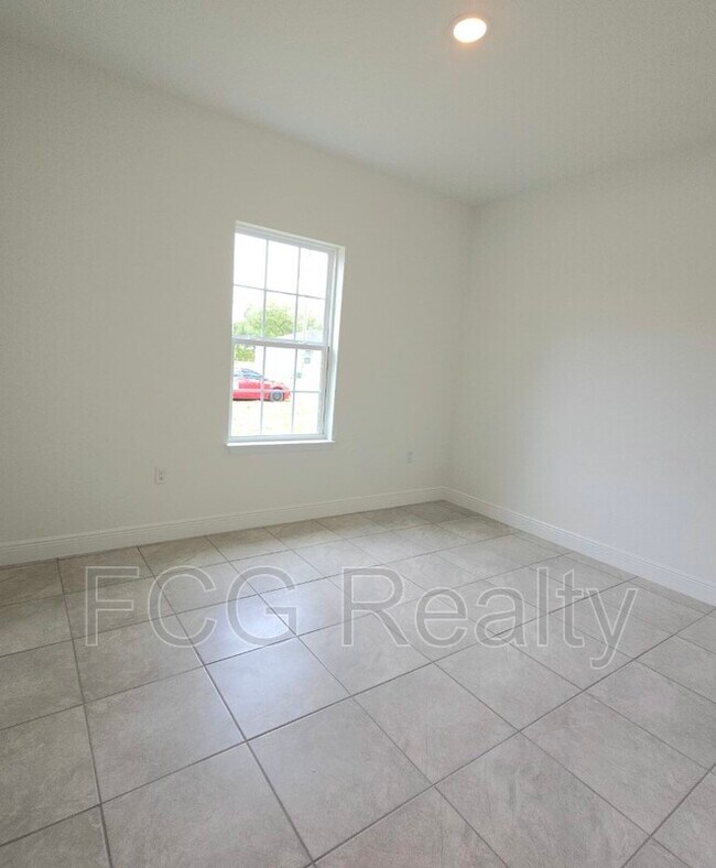 Building Photo - 464 Marion Oaks Dr