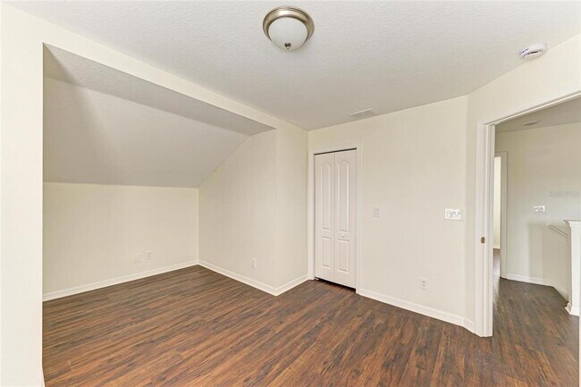 Building Photo - 15121 Searobbin Dr