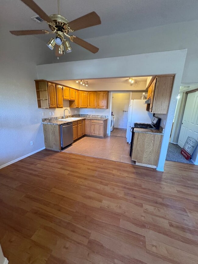 Building Photo - upper level with balcony - Boulder City
