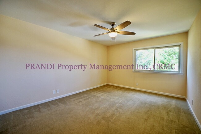 Building Photo - Top Floor Corner Unit with Mountain and Ba...