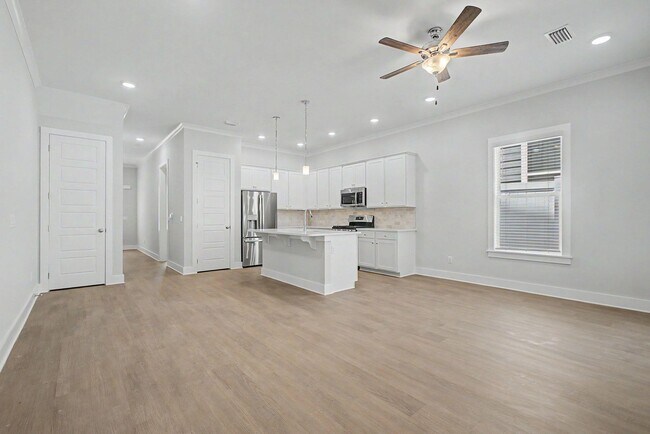 Building Photo - 4065 Four Oaks Blvd