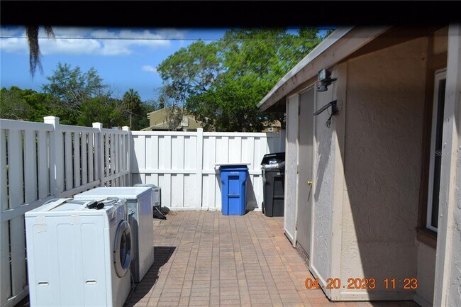 Building Photo - 6912 El Centro Ct