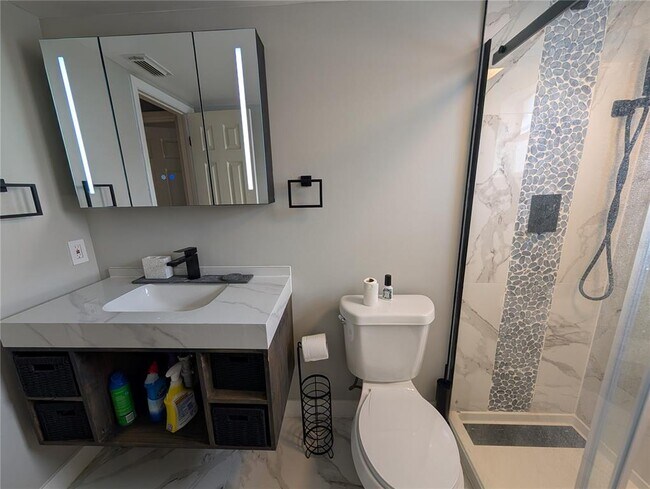 Building Photo - 1117 Lakemont Dr