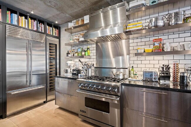 Building Photo - Chic Furnished Loft with Bay Views in the ...