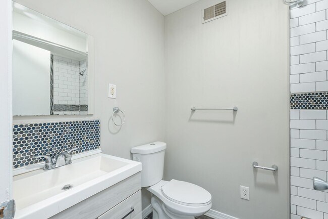 Building Photo - 1422 W Girard Ave