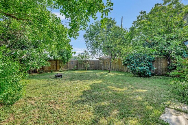 Building Photo - 1308 Troy Ln