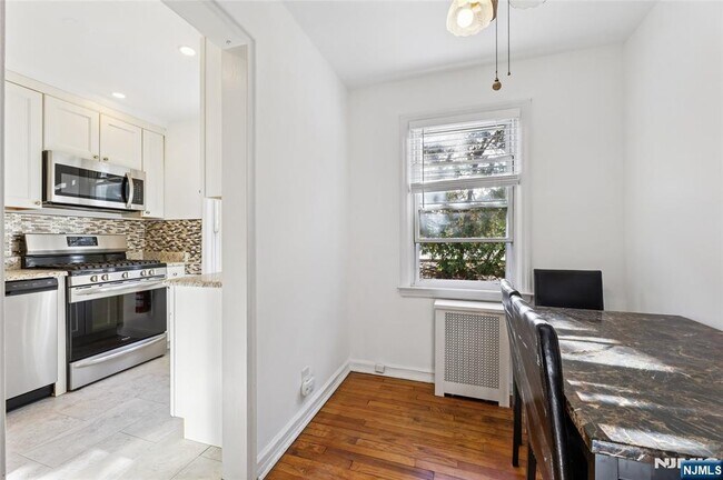 Building Photo - 25- 18 High St