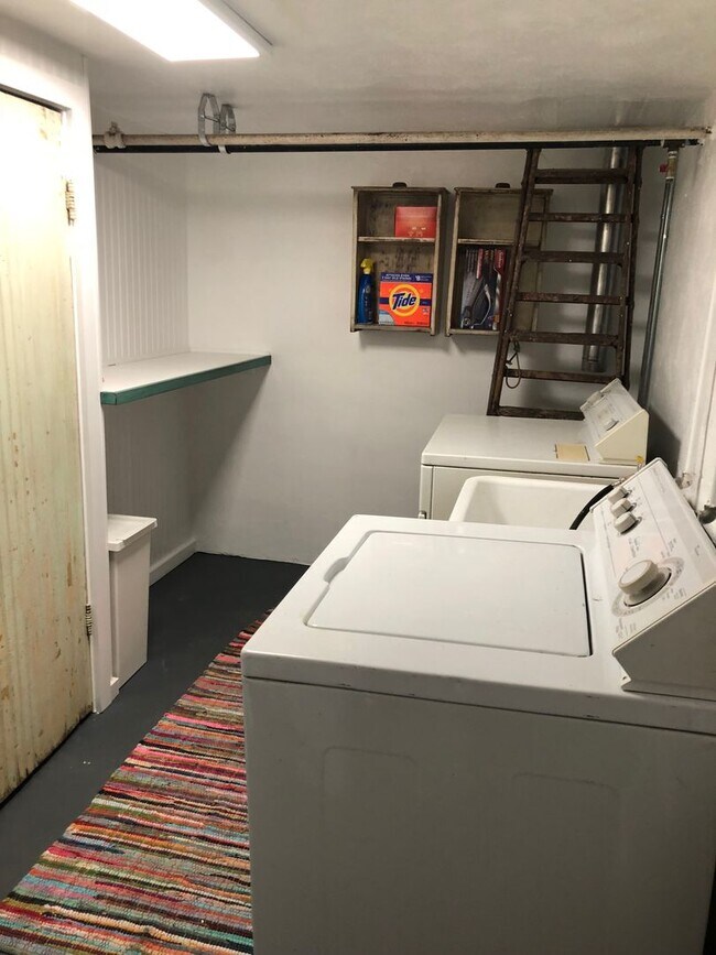 Building Photo - Grayye Duplex