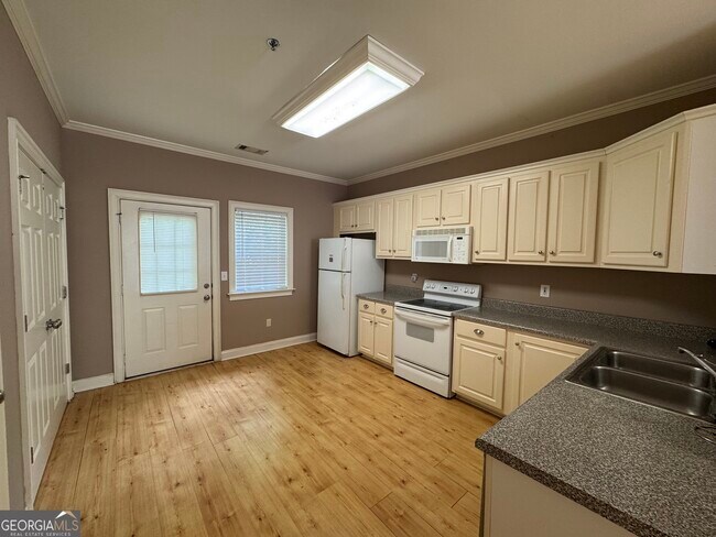 Building Photo - 460 S Barnett Shoals Rd