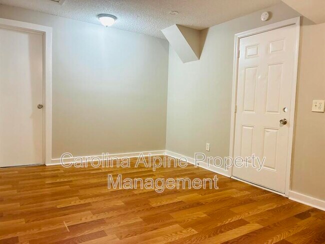 Building Photo - 407 Digh St