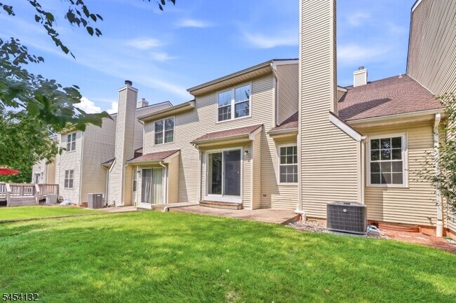 Building Photo - 703 Porter Way W
