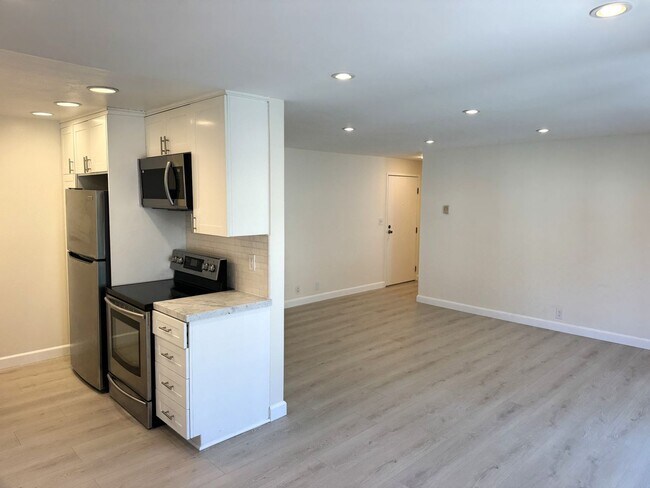 Building Photo - Bright and breezy, updated 2+2 condo in Playa Del Rey, fireplace, pool