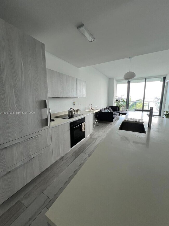 Building Photo - 480 NE 31st St